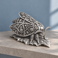Totenkopf-Motte mit Ornamenten – Silber – handbemalt | Visualisierung