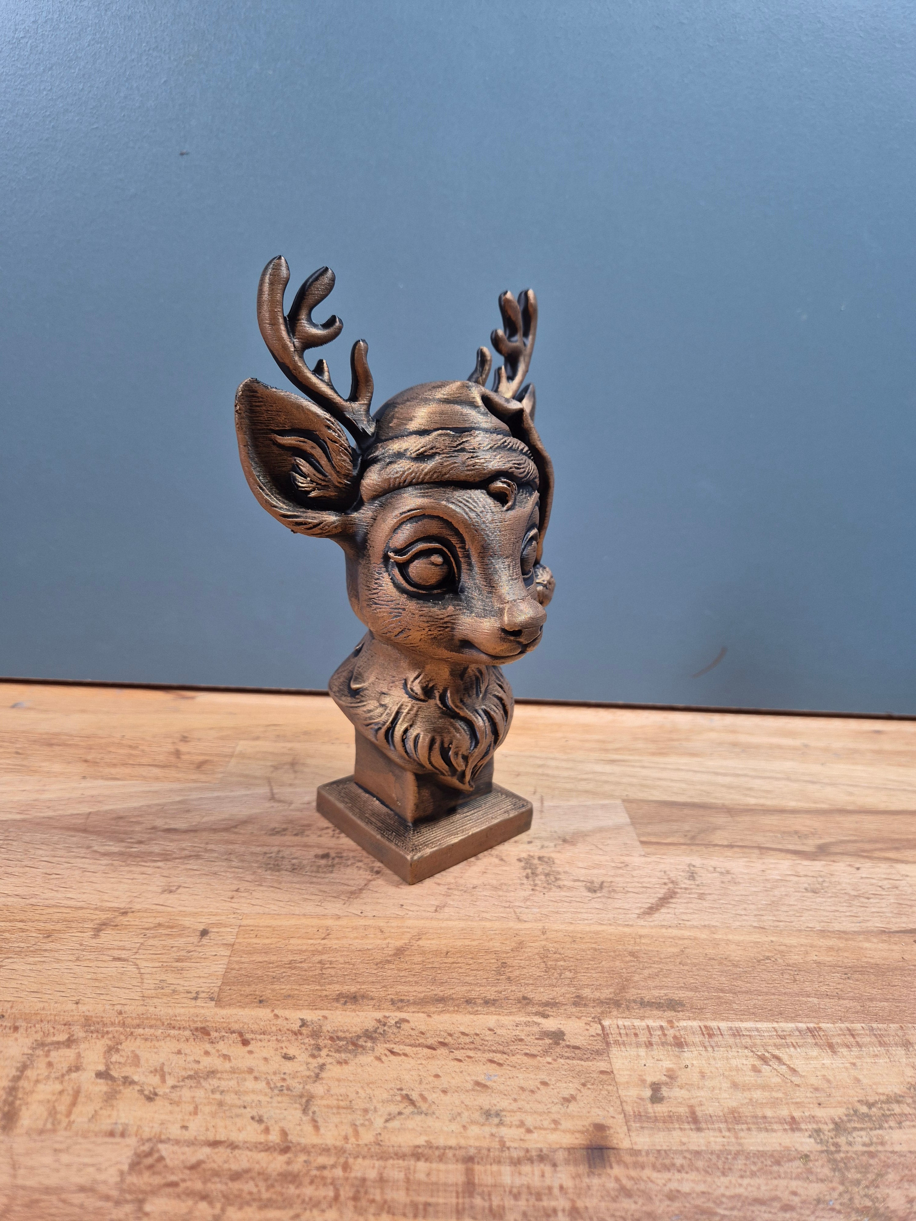 Rentierbüste mit Weihnachtsmütze – Cute Reindeer Christmas Bust | Made in Germany Fehn-factory.de