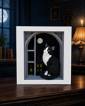 Tuxedo-Katze am Mondfenster – freistehende Schattenbox FehnFactory