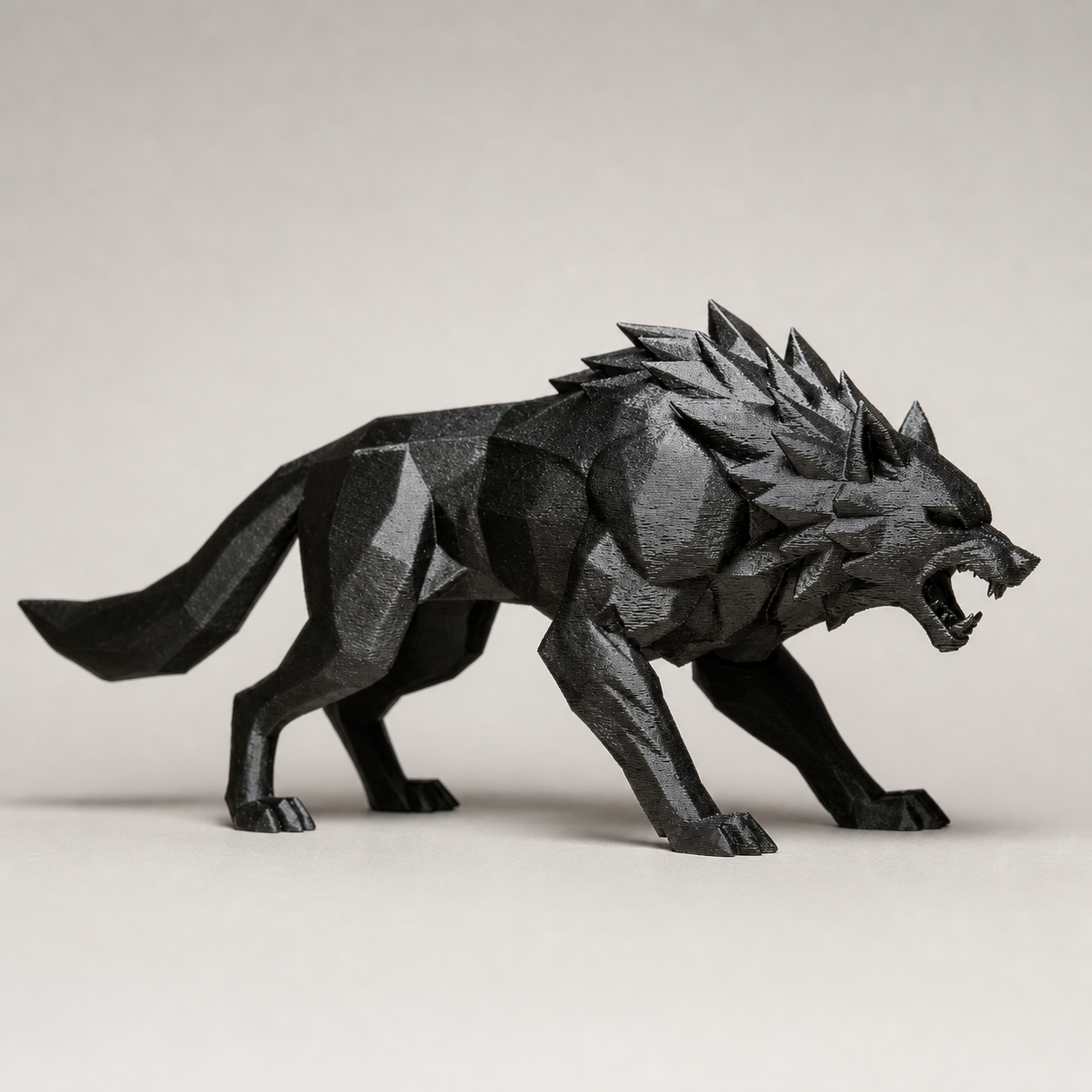 Geometrische Wolfsskulptur – Low Poly Wolf FehnFactory