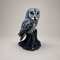 Great Gray Owl – mehrfarbige Bartkauz-Skulptur FehnFactory