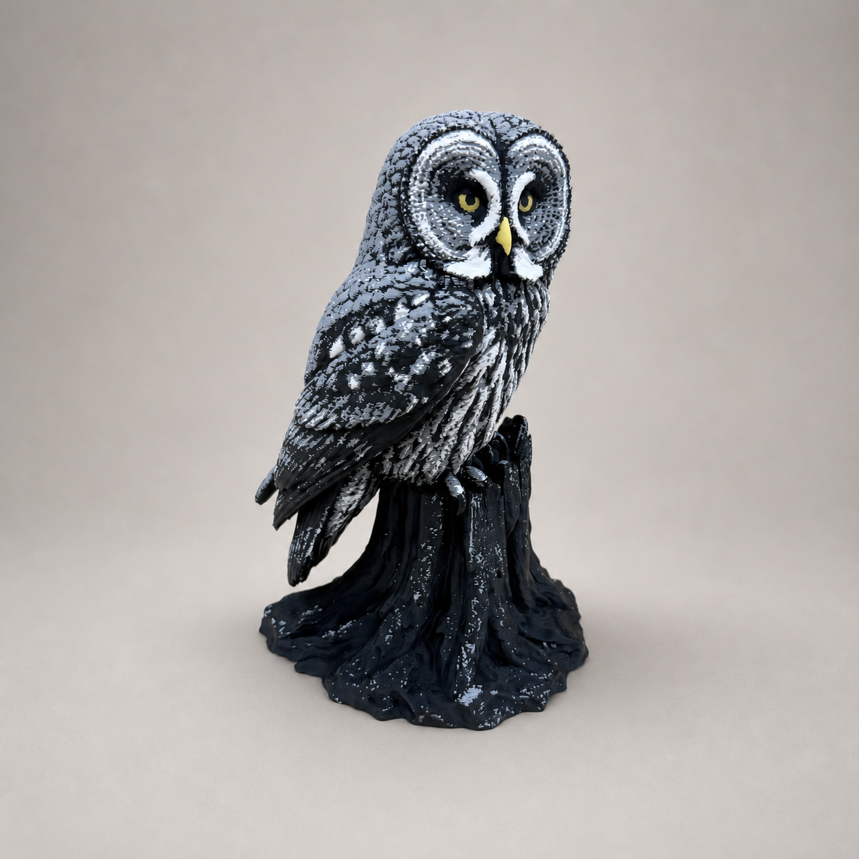 Great Gray Owl – mehrfarbige Bartkauz-Skulptur FehnFactory