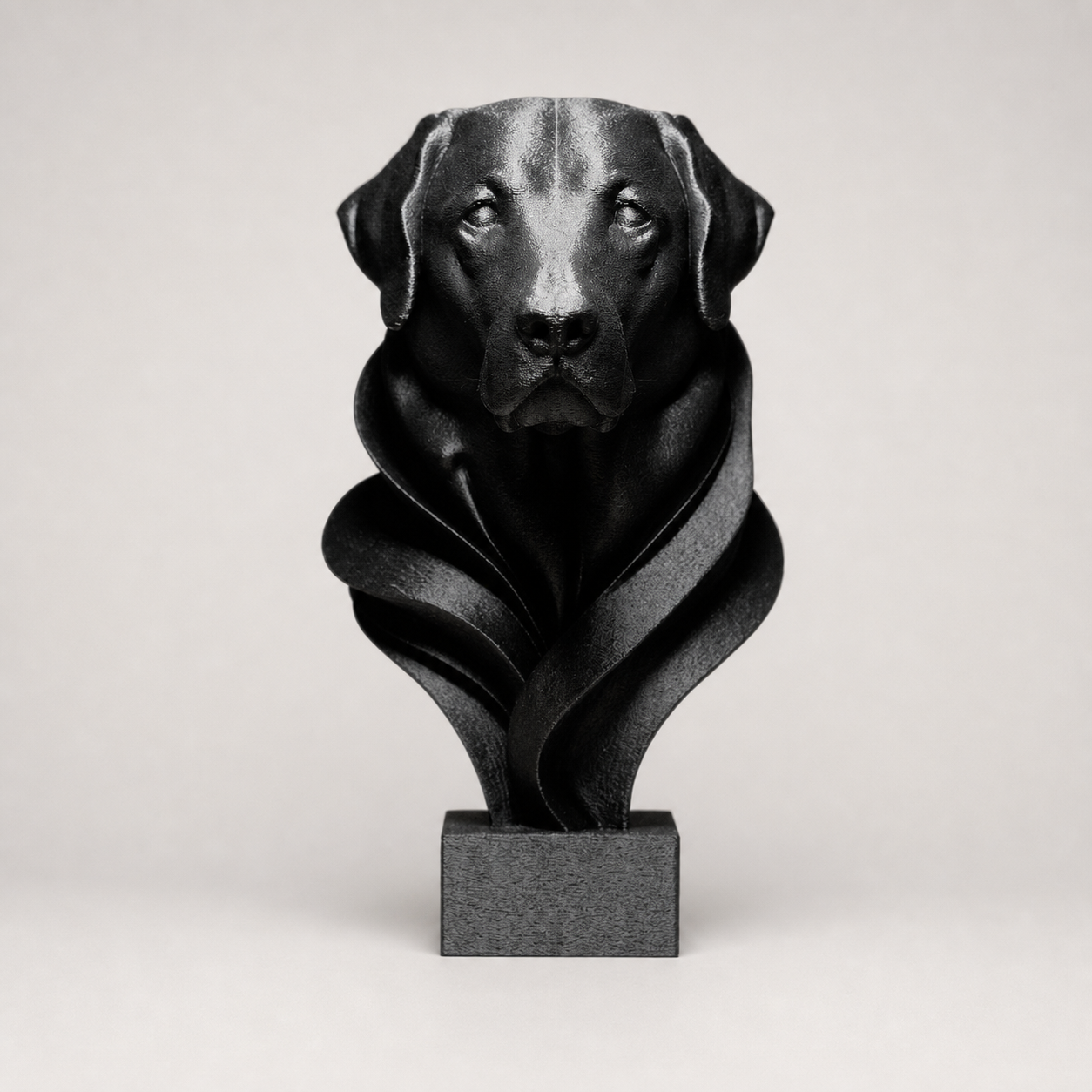 Moderne Labrador-Büste – Hundeskulptur auf Sockel FehnFactory