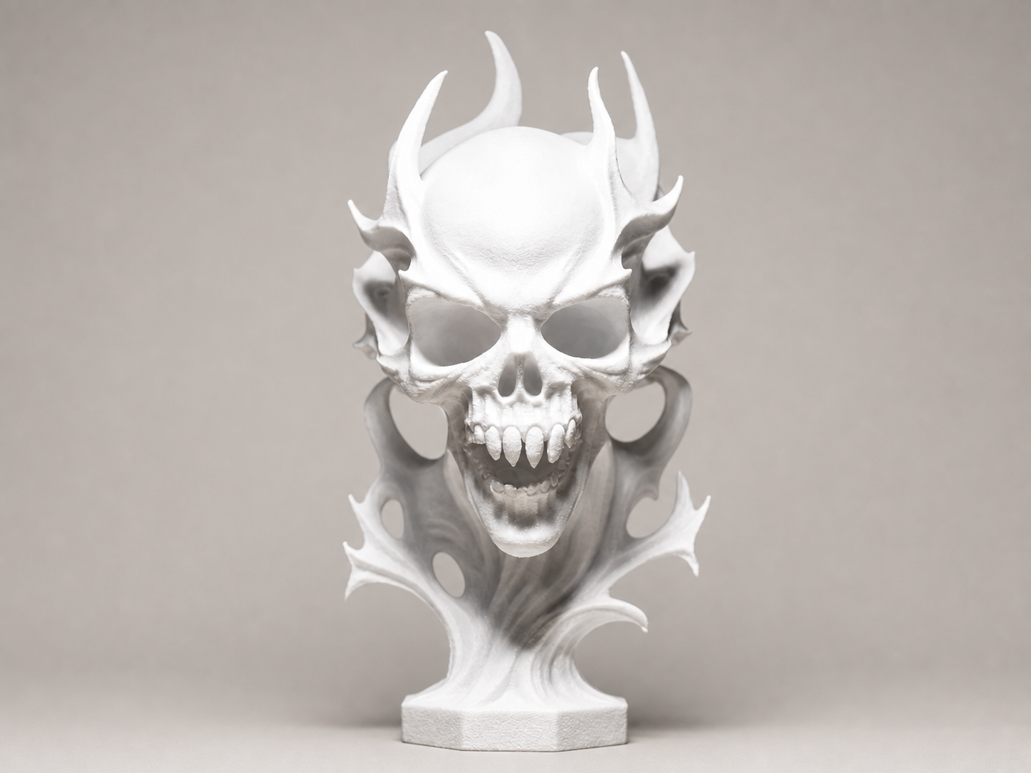 Flammenschädel – Freistehende Gothic-Skulptur FehnFactory
