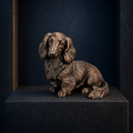 Langhaardackel – detailreiche sitzende Hundefigur | Geschenk für Dackel-Fans | Made in Germany Fehn-factory.de