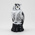 Arctic Guardian Owl – Schneeeulen-Skulptur auf Baumstumpf FehnFactory