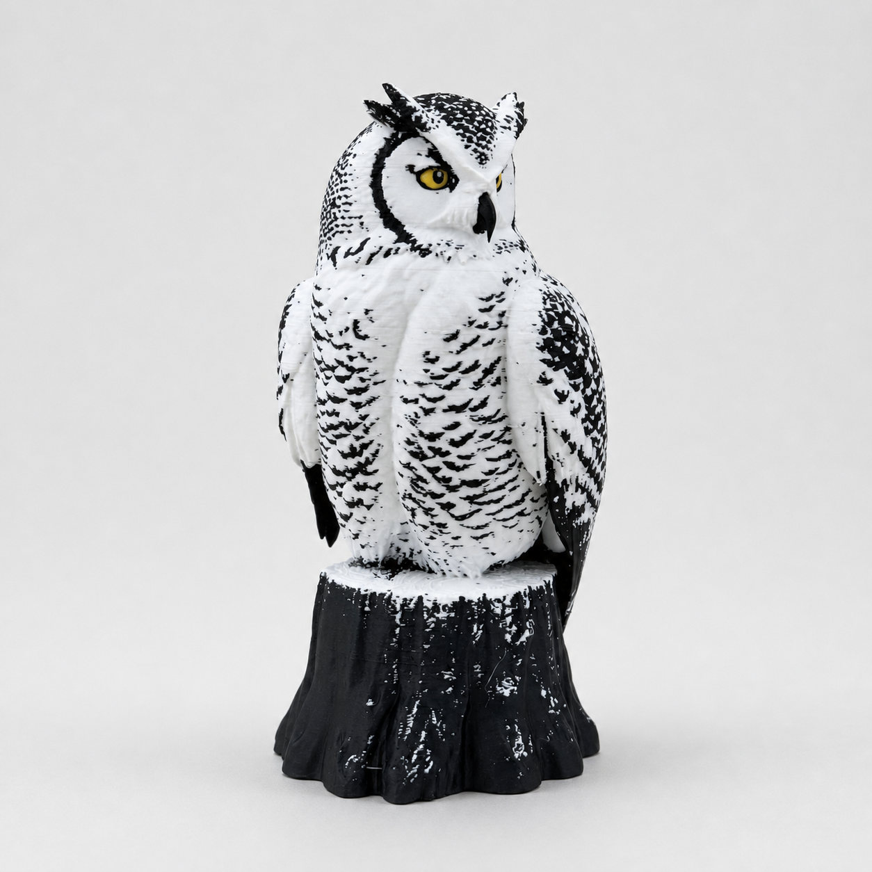 Arctic Guardian Owl – Schneeeulen-Skulptur auf Baumstumpf FehnFactory