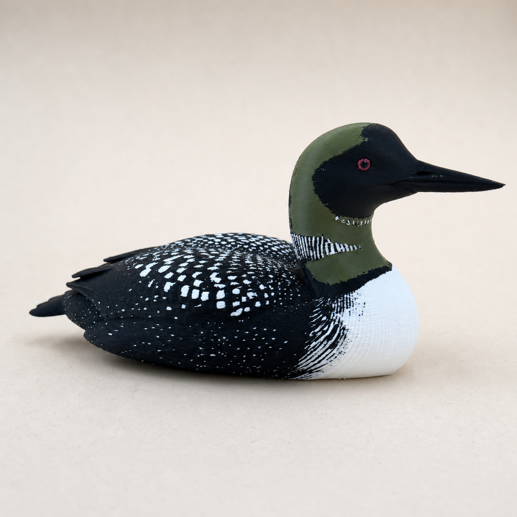 Moonlit Common Loon – mehrfarbige Eistaucher-Skulptur FehnFactory