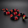 Vivid Venom Coral Snake – mehrfarbige Korallenschlangen-Skulptur FehnFactory