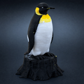 Emperor's Sentinel – mehrfarbige Kaiserpinguin-Skulptur FehnFactory