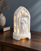 Engel im Spitzbogen – LED-Teelichthalter – 01_weiss_raum