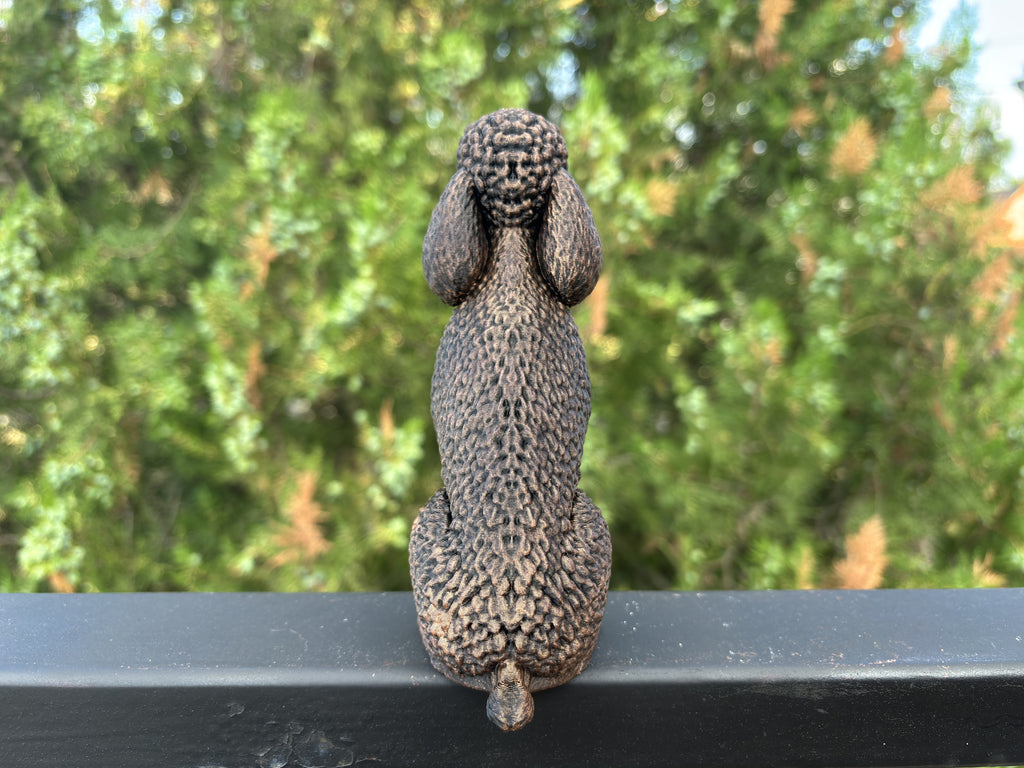 Standardpudel – detailreiche sitzende Hundefigur | Geschenk für Pudel-Fans | Made in Germany Fehn-factory.de