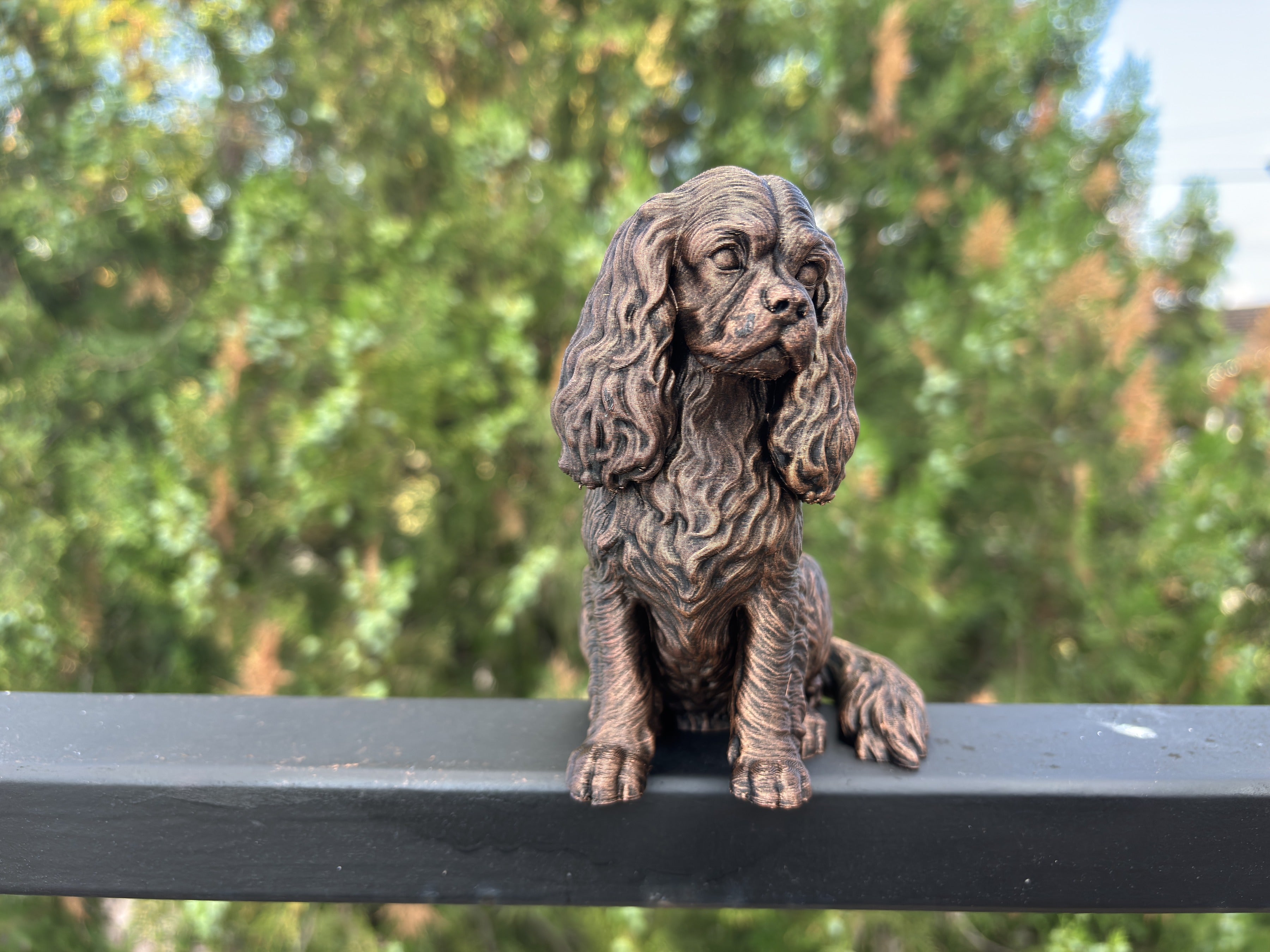 Cavalier King Charles Spaniel – sitzende Hundefigur mit langem Fell | Geschenk für Hundefans | Made in Germany Fehn-factory.de