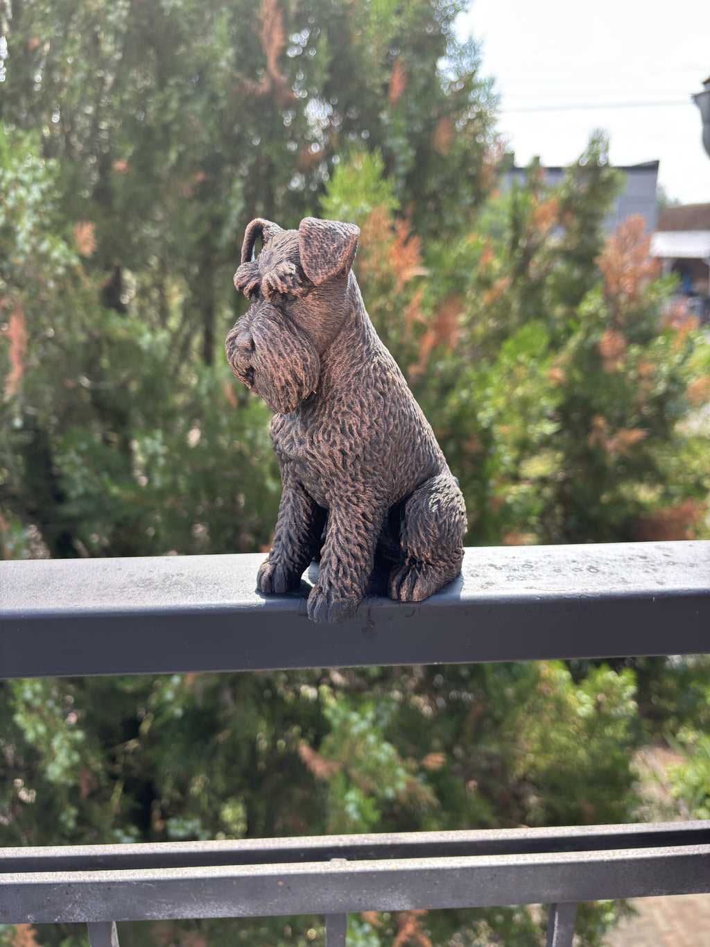 Schnauzer-Hundefigur sitzend – markanter Bart & Augenbrauen | Geschenk für Hundefans | Made in Germany Fehn-factory.de