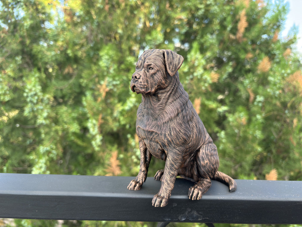 Rottweiler – sitzende Hundefigur mit kräftiger Statur | Geschenk für Hundefans | Made in Germany Fehn-factory.de