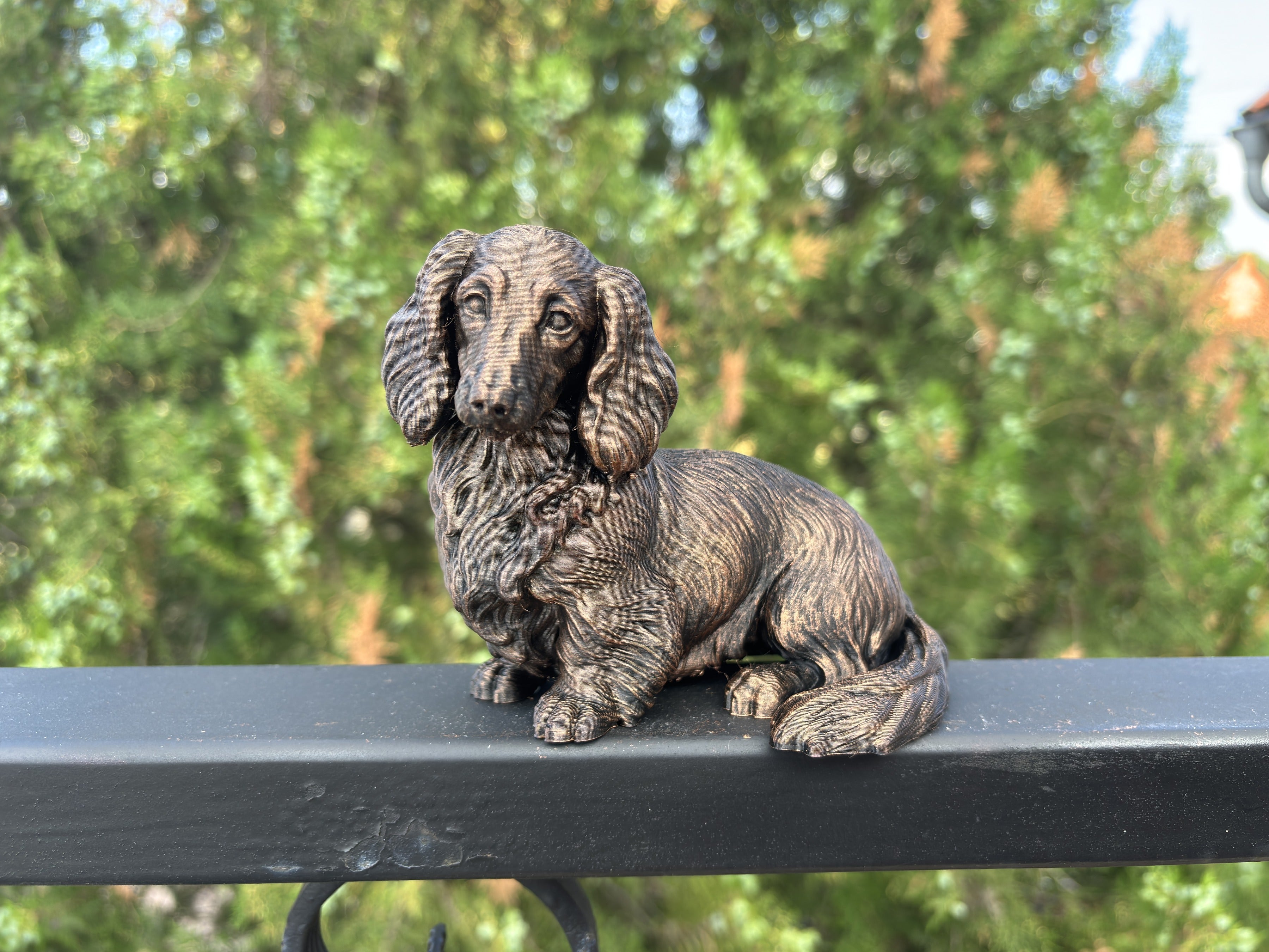 Langhaardackel – detailreiche sitzende Hundefigur | Geschenk für Dackel-Fans | Made in Germany Fehn-factory.de