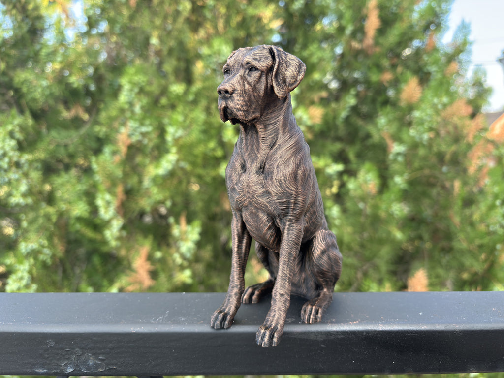 Deutsche Dogge (Great Dane) – detailreiche sitzende Hundefigur | Geschenk für Doggen-Fans | Made in Germany Fehn-factory.de