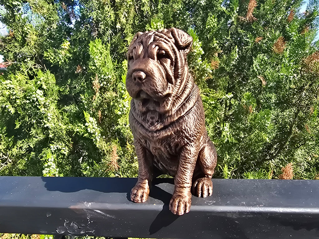 Shar-Pei-Hundefigur sitzend – markante Falten | Geschenk für Hundefans | Made in Germany Fehn-factory.de