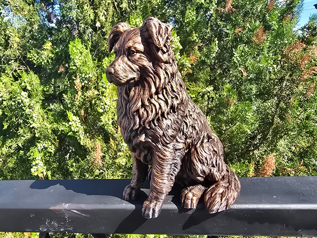 Australian Shepherd Hundefigur sitzend – Aussie-Deko für innen | Geschenk für Hundefans | Made in Germany Fehn-factory.de