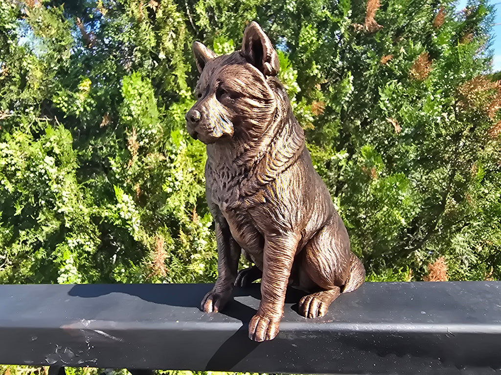 Akita Hundefigur sitzend – Akita Dog Figurine | Japanische Hunderasse Deko | Made in Germany Fehn-factory.de