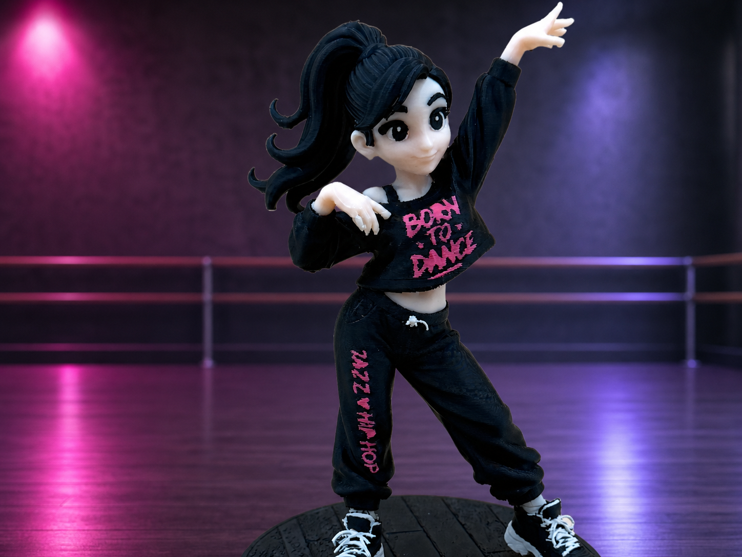 Born to Dance – Mehrfarbige Chibi-Tänzerin mit Tanzbühnen-Sockel FehnFactory