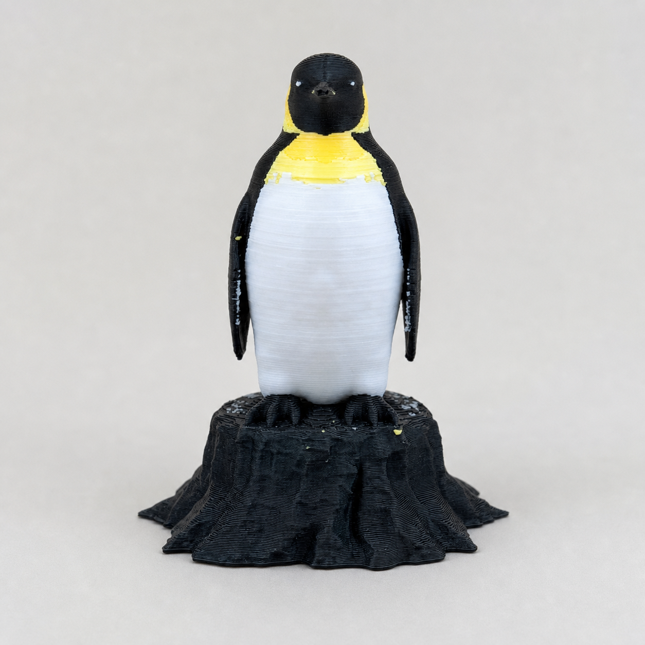 Emperor's Sentinel – mehrfarbige Kaiserpinguin-Skulptur FehnFactory