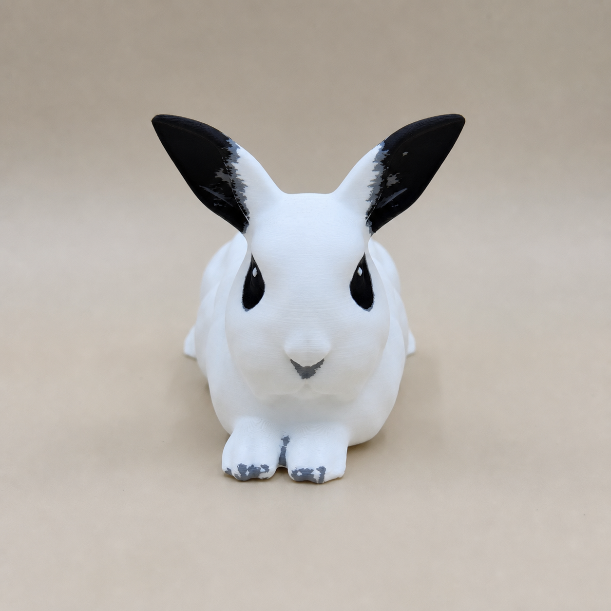 Theo the Bunny – Kaninchen-Skulptur in Ruhepose FehnFactory