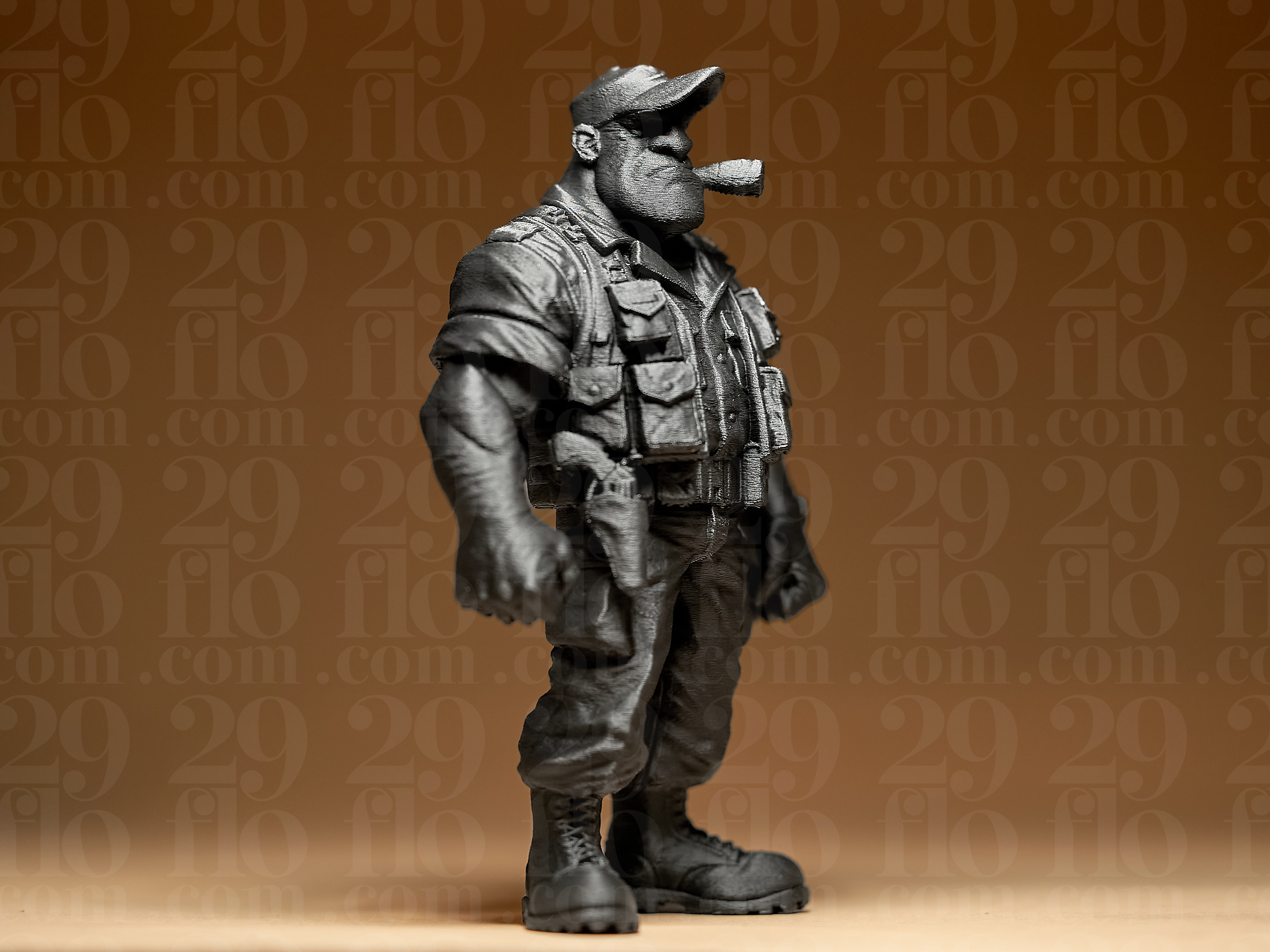 Muskel-Soldat mit Zigarre – stilisierte Söldner-Skulptur FehnFactory