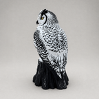 Arctic Guardian Owl – Schneeeulen-Skulptur auf Baumstumpf FehnFactory