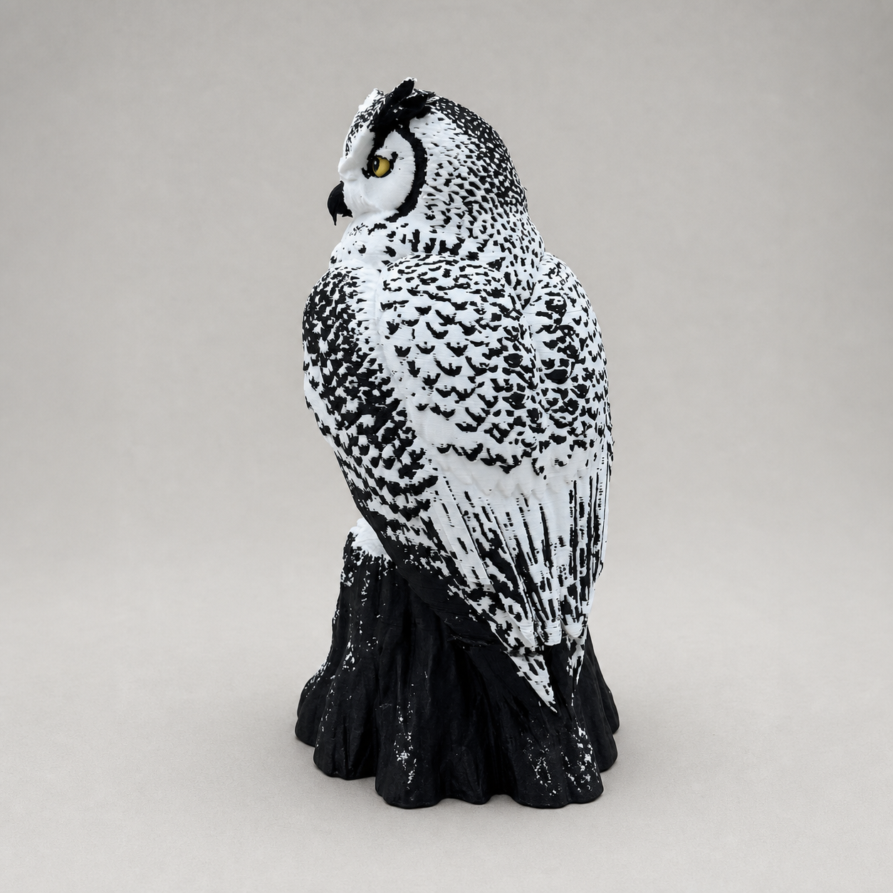 Arctic Guardian Owl – Schneeeulen-Skulptur auf Baumstumpf FehnFactory