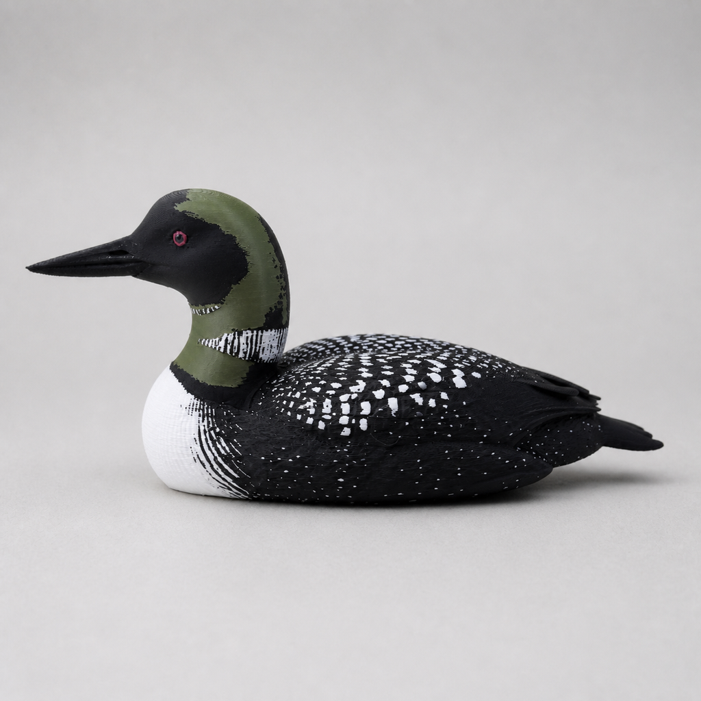 Moonlit Common Loon – mehrfarbige Eistaucher-Skulptur FehnFactory