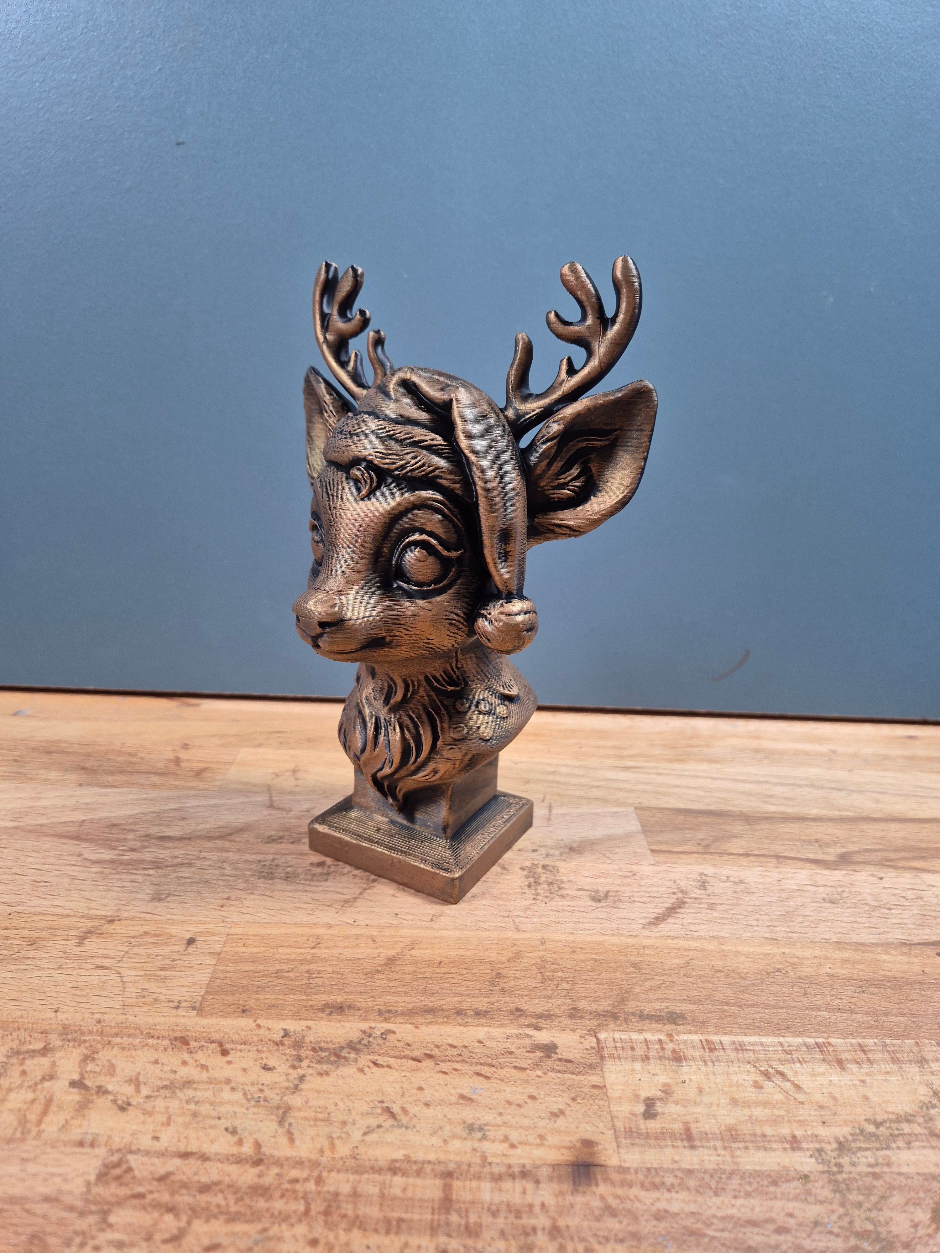 Rentierbüste mit Weihnachtsmütze – Cute Reindeer Christmas Bust | Made in Germany Fehn-factory.de