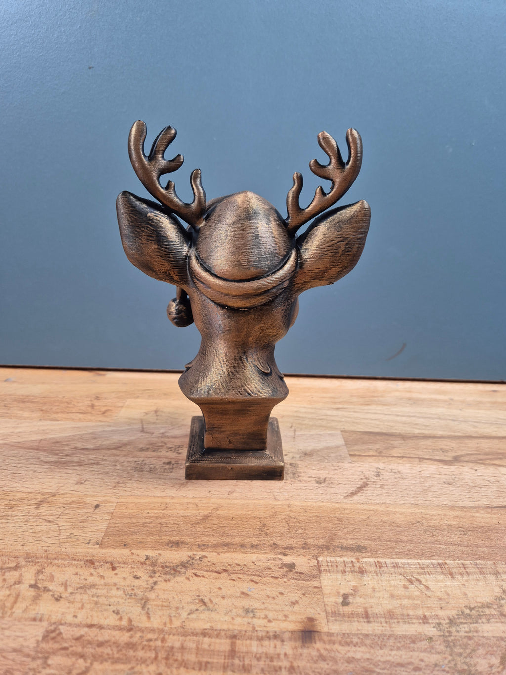 Rentierbüste mit Weihnachtsmütze – Cute Reindeer Christmas Bust | Made in Germany Fehn-factory.de