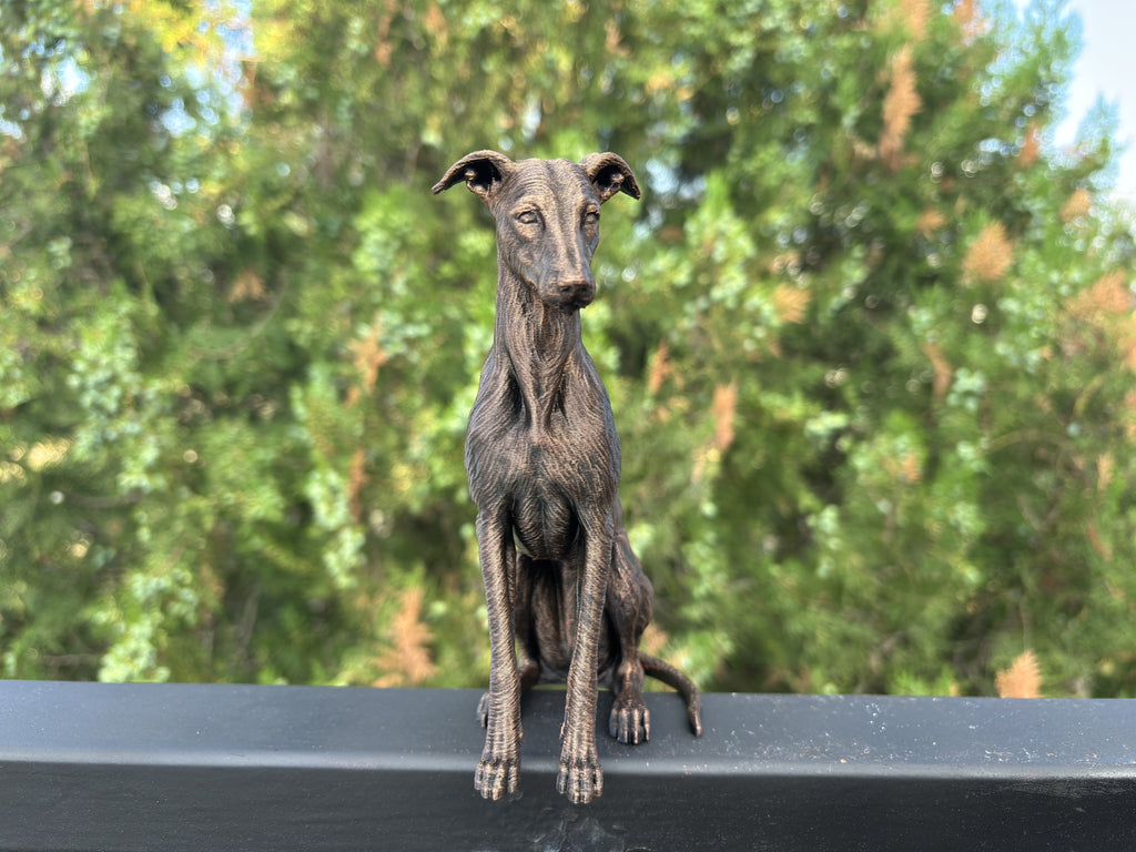 Greyhound-Figur – sitzender Windhund mit eleganter Silhouette | Geschenk für Hundefans | Made in Germany Fehn-factory.de