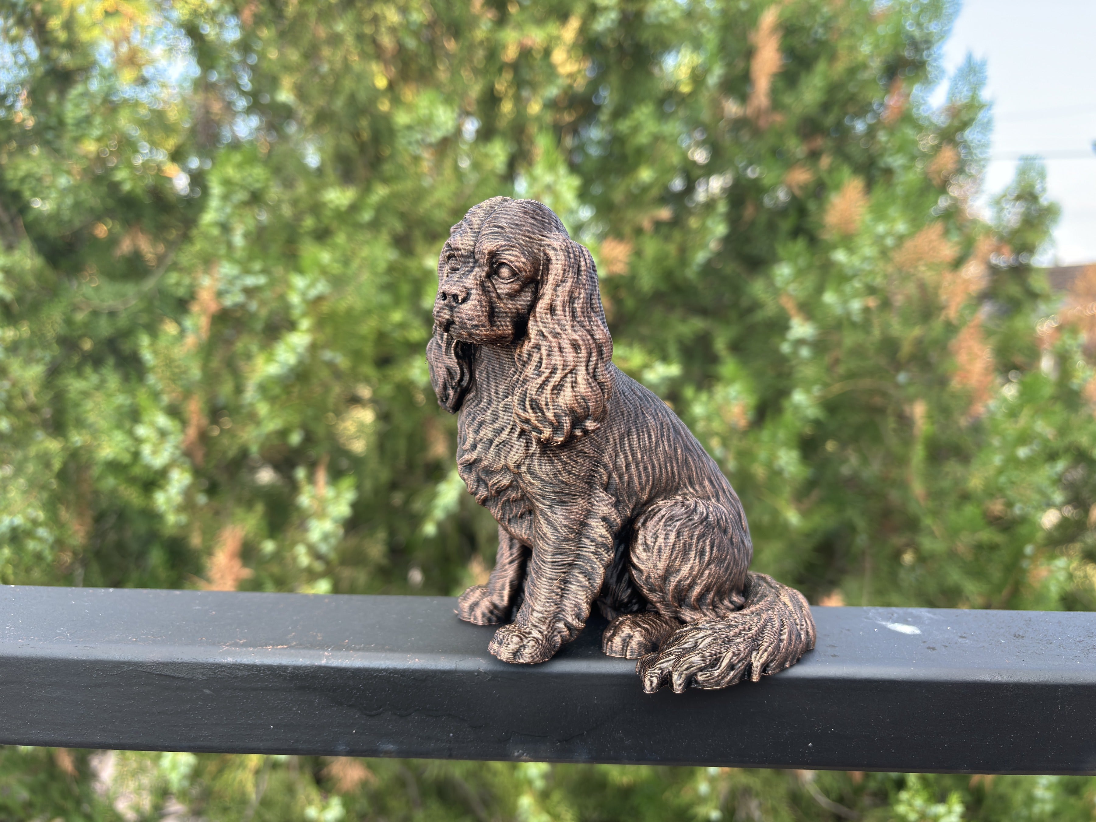 Cavalier King Charles Spaniel – sitzende Hundefigur mit langem Fell | Geschenk für Hundefans | Made in Germany Fehn-factory.de