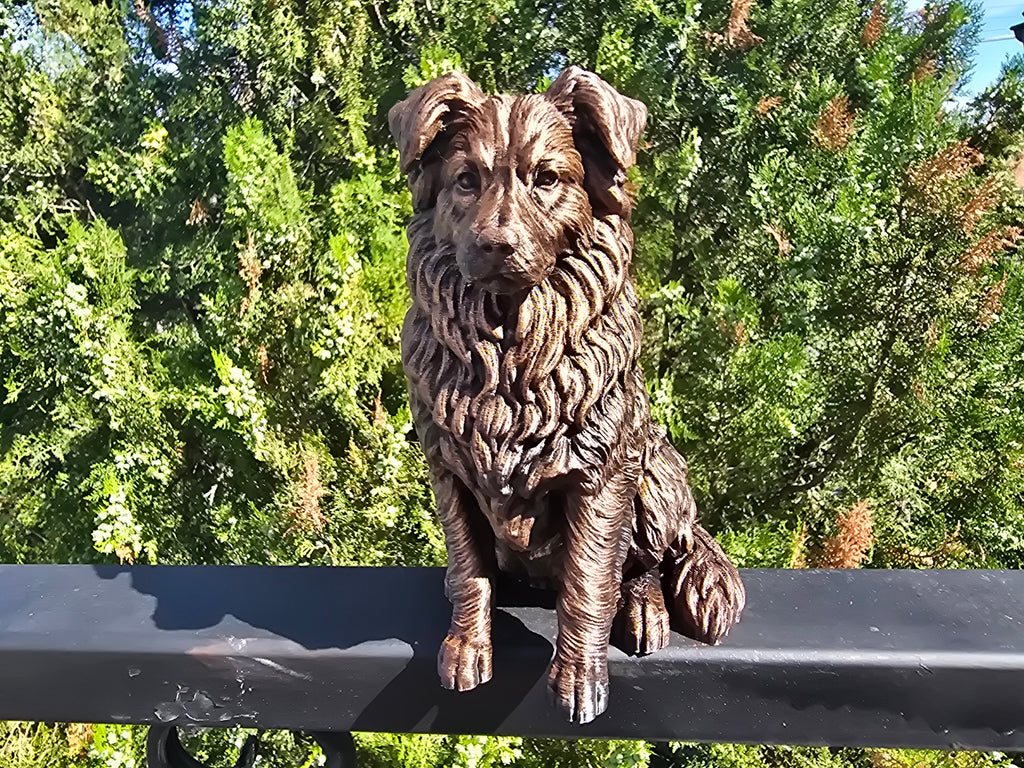 Australian Shepherd Hundefigur sitzend – Aussie-Deko für innen | Geschenk für Hundefans | Made in Germany Fehn-factory.de