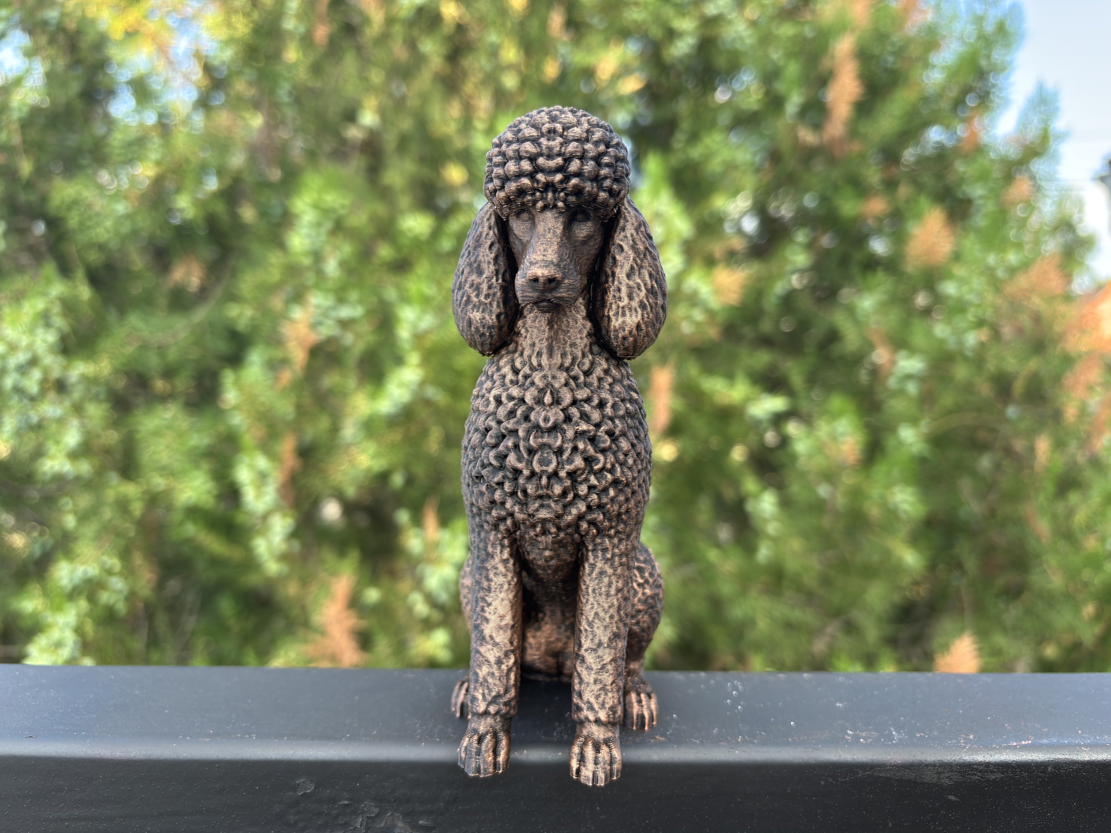 Standardpudel – detailreiche sitzende Hundefigur | Geschenk für Pudel-Fans | Made in Germany Fehn-factory.de