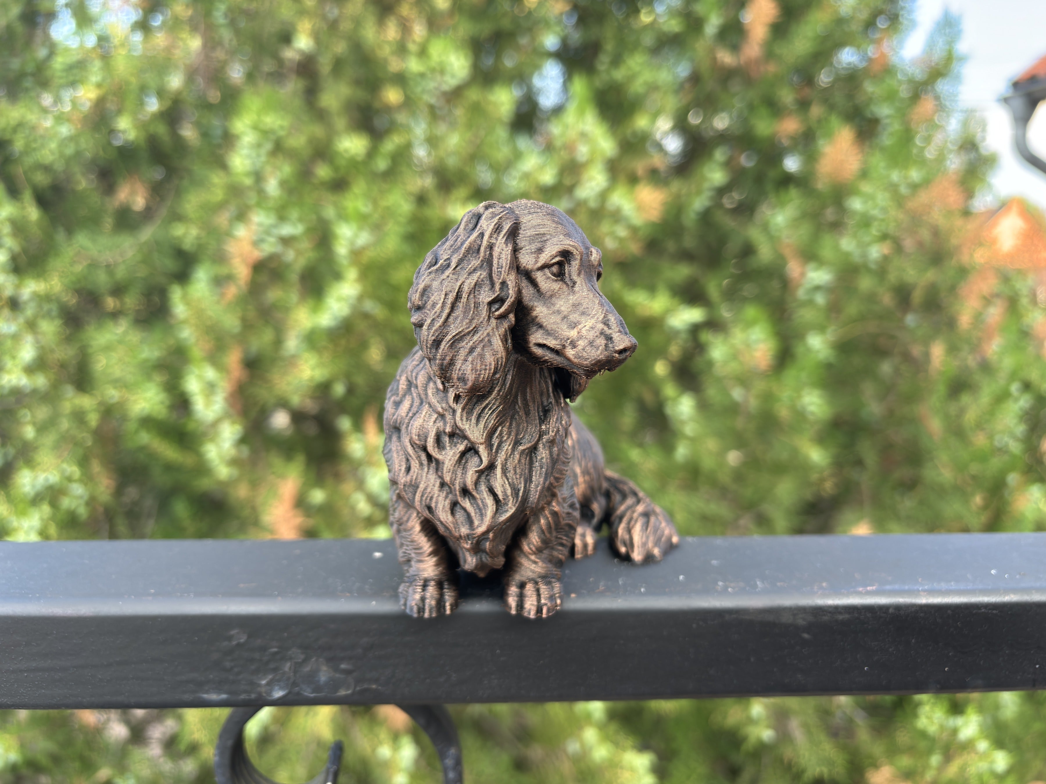 Langhaardackel – detailreiche sitzende Hundefigur | Geschenk für Dackel-Fans | Made in Germany Fehn-factory.de