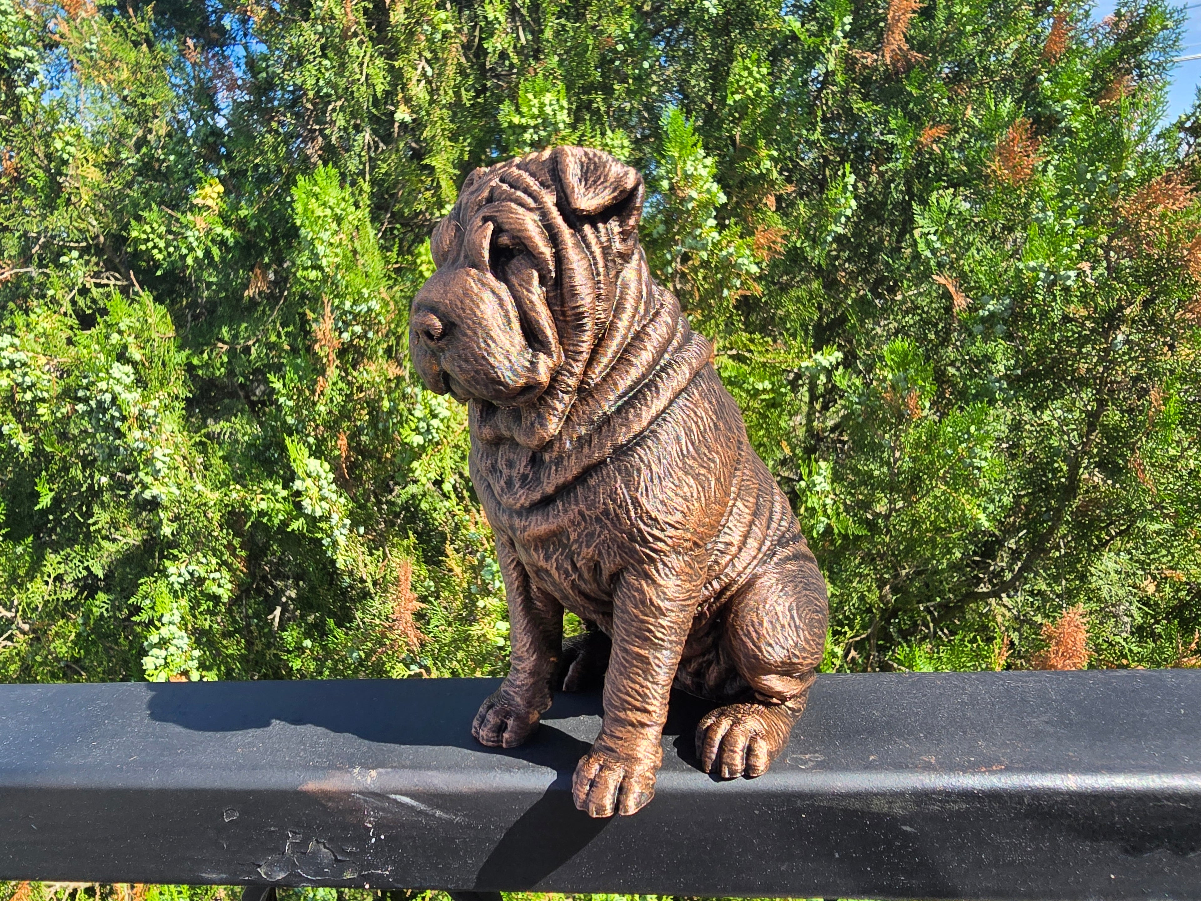 Shar-Pei-Hundefigur sitzend – markante Falten | Geschenk für Hundefans | Made in Germany Fehn-factory.de