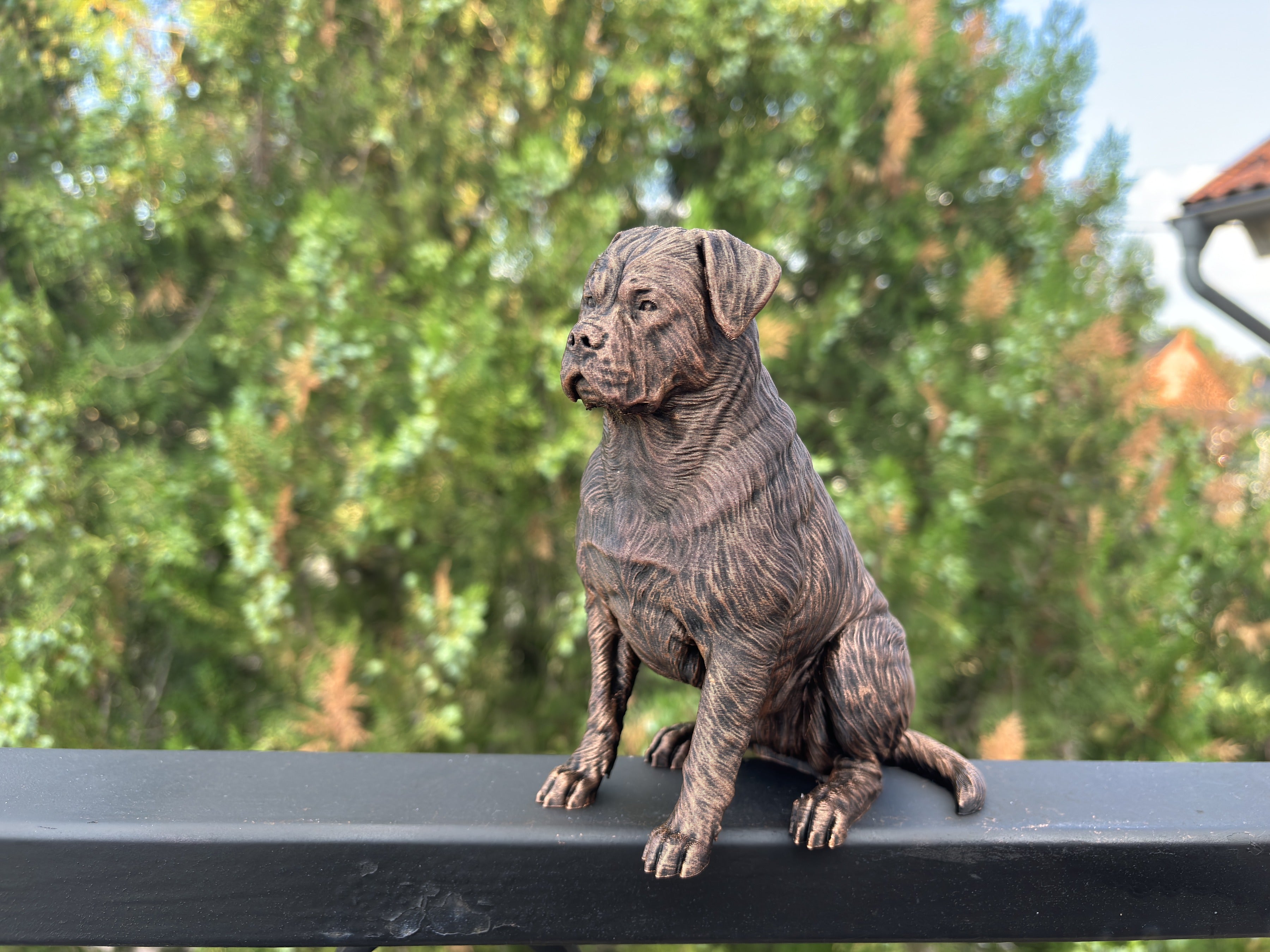 Rottweiler – sitzende Hundefigur mit kräftiger Statur | Geschenk für Hundefans | Made in Germany Fehn-factory.de