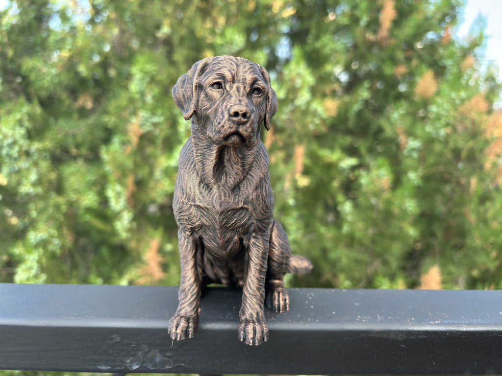 Labrador Retriever – detailreiche sitzende Hundefigur | Geschenk für Hundefans | Made in Germany Fehn-factory.de