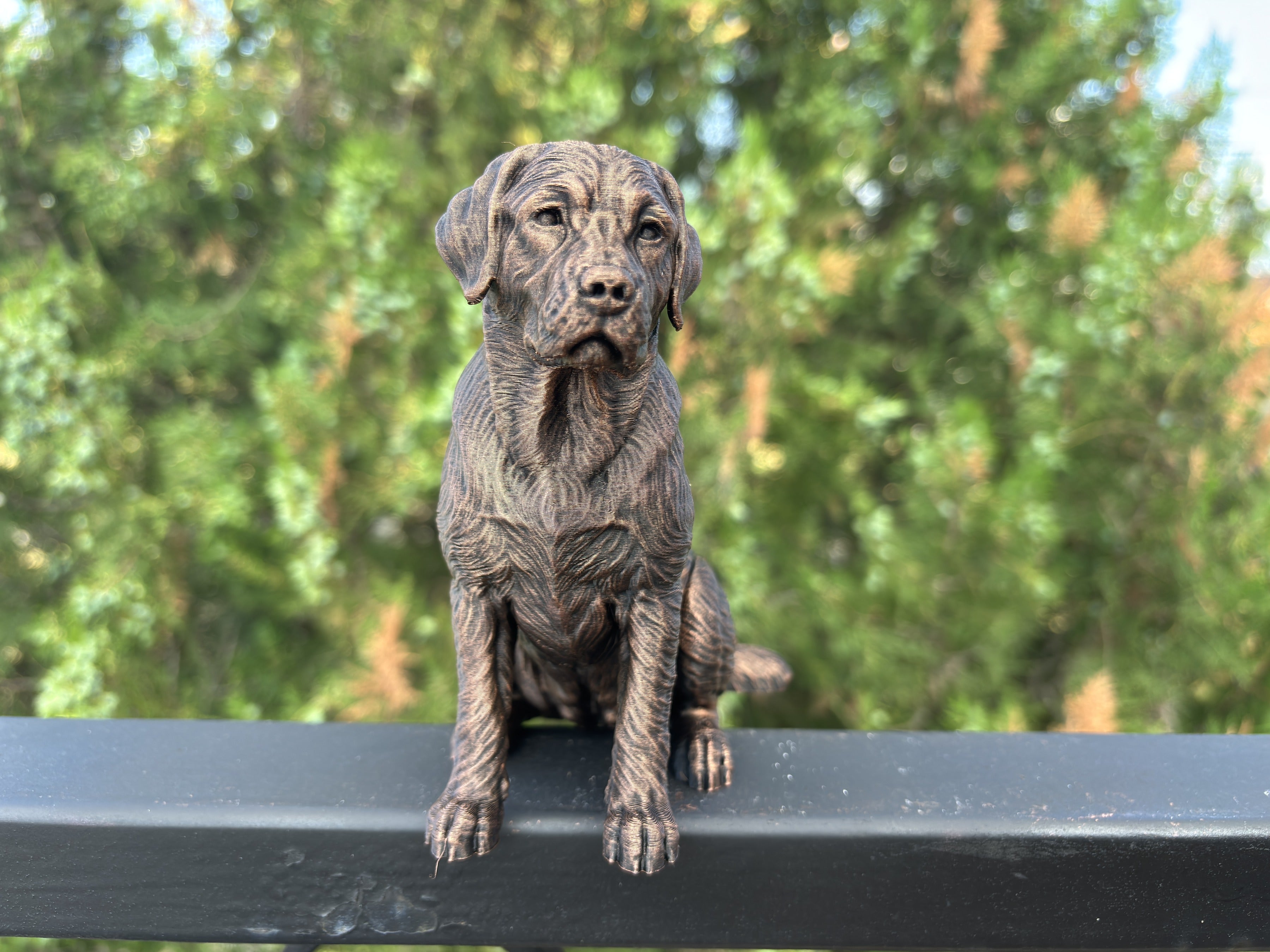 Labrador Retriever – detailreiche sitzende Hundefigur | Geschenk für Hundefans | Made in Germany Fehn-factory.de