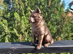 Akita Hundefigur sitzend – Akita Dog Figurine | Japanische Hunderasse Deko | Made in Germany Fehn-factory.de