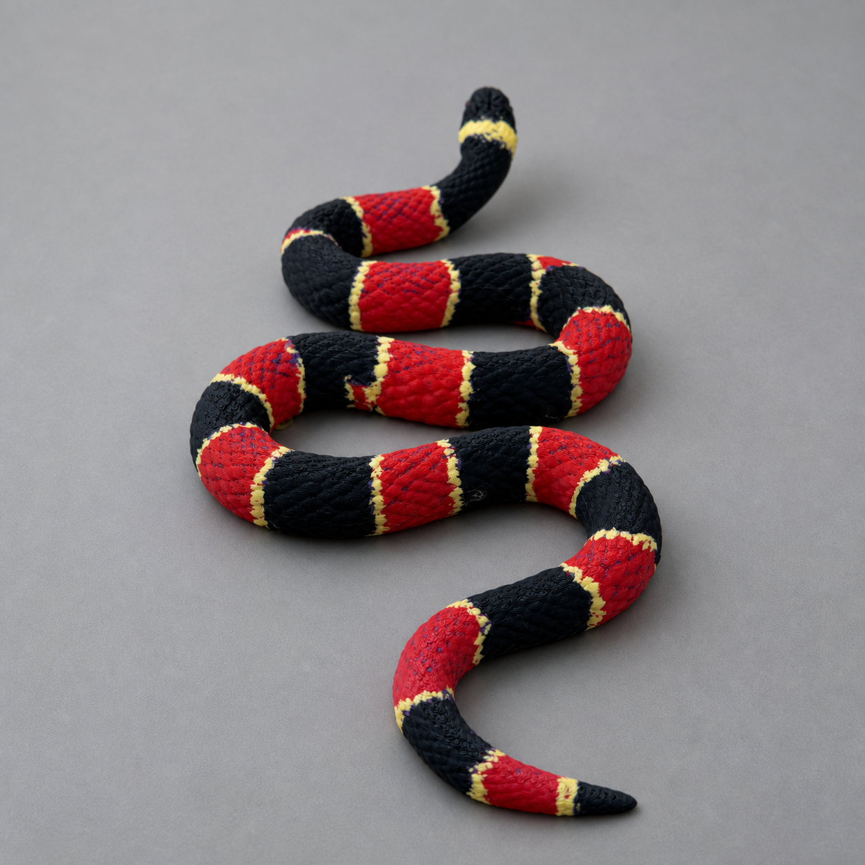 Vivid Venom Coral Snake – mehrfarbige Korallenschlangen-Skulptur FehnFactory