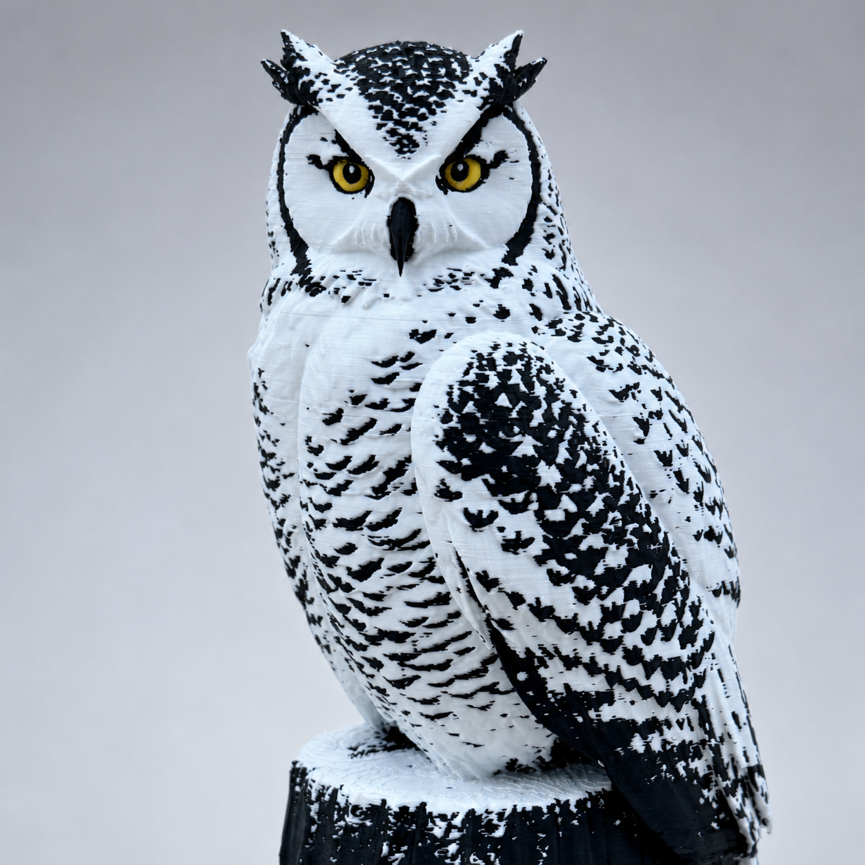 Arctic Guardian Owl – Schneeeulen-Skulptur auf Baumstumpf FehnFactory