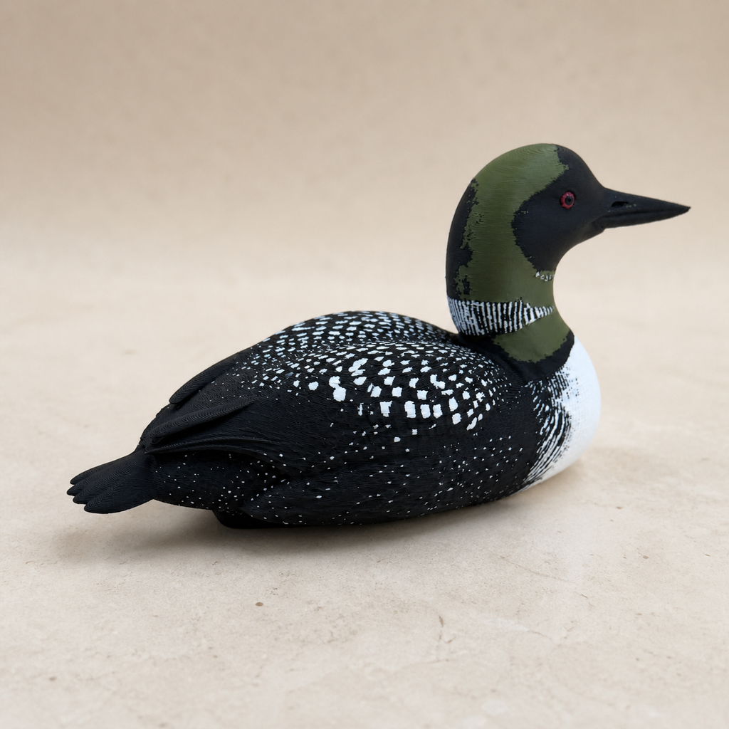 Moonlit Common Loon – mehrfarbige Eistaucher-Skulptur FehnFactory