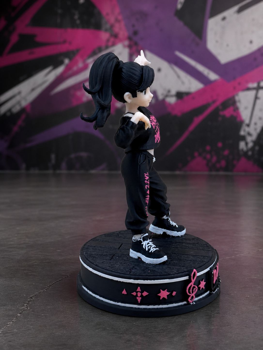 Born to Dance – Mehrfarbige Chibi-Tänzerin mit Tanzbühnen-Sockel FehnFactory