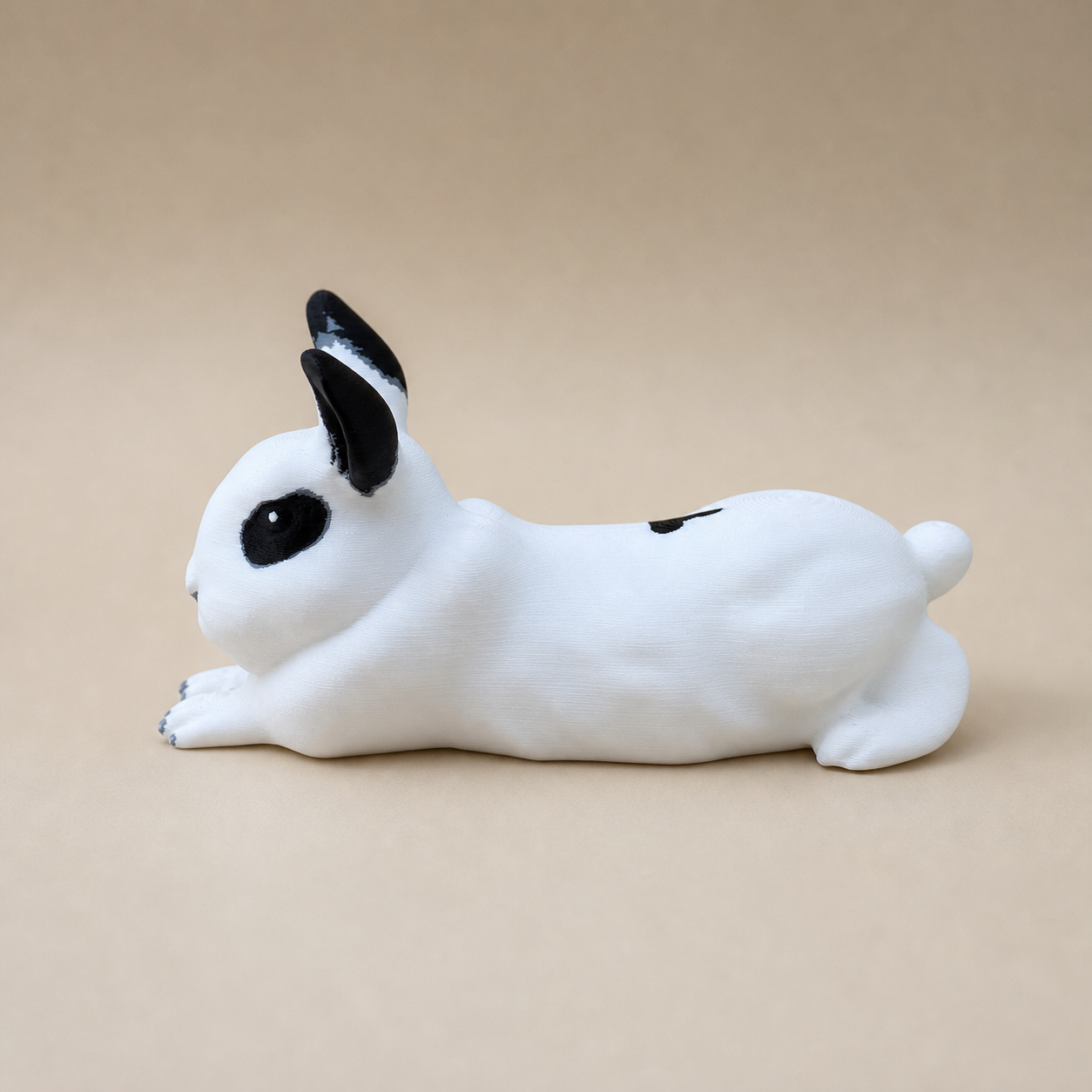 Theo the Bunny – Kaninchen-Skulptur in Ruhepose FehnFactory