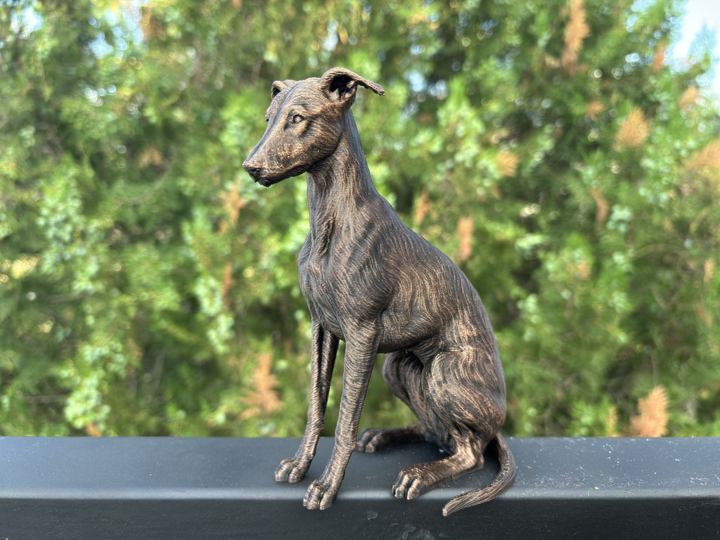 Greyhound-Figur – sitzender Windhund mit eleganter Silhouette | Geschenk für Hundefans | Made in Germany Fehn-factory.de