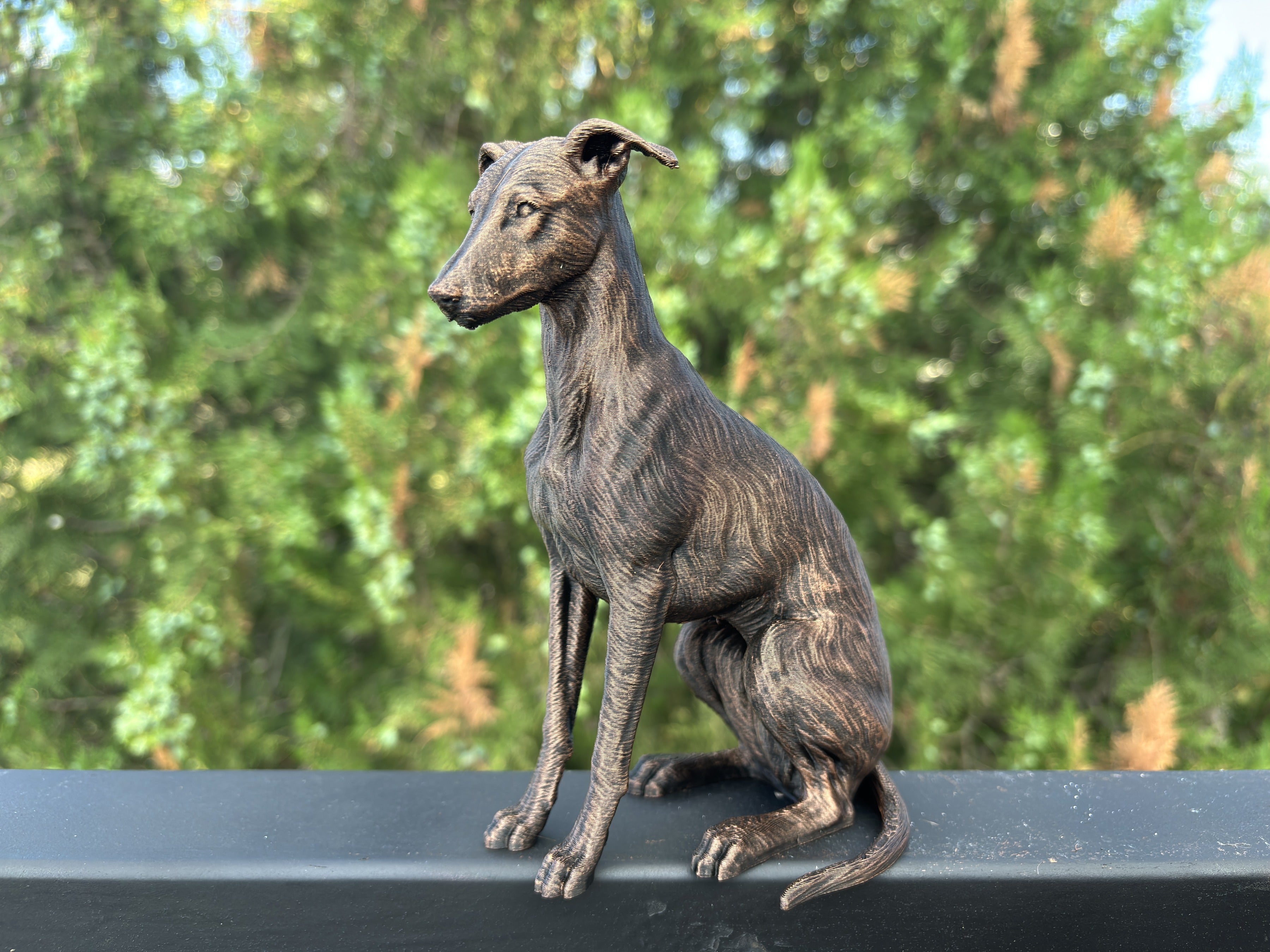 Greyhound-Figur – sitzender Windhund mit eleganter Silhouette | Geschenk für Hundefans | Made in Germany Fehn-factory.de